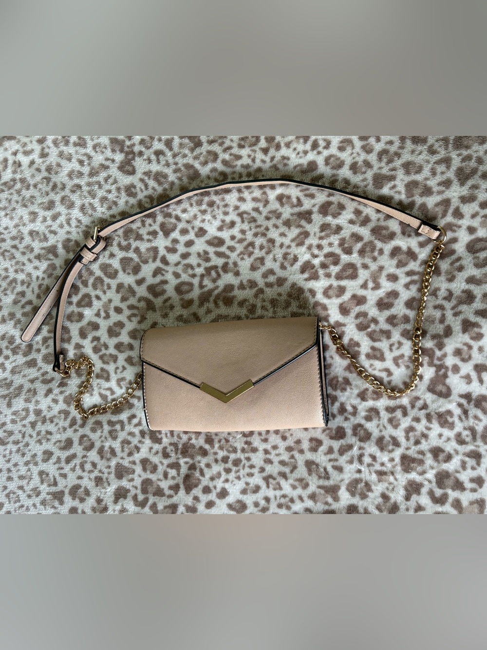 Chic Neutral Crossbody Bag in Beige with Gold Accent